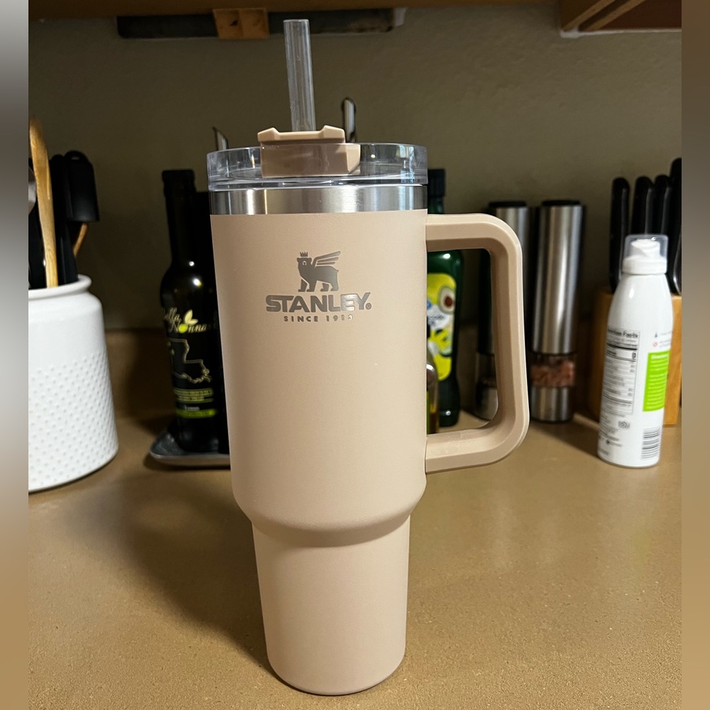 Stanley 40 oz tumbler Color: Driftwood